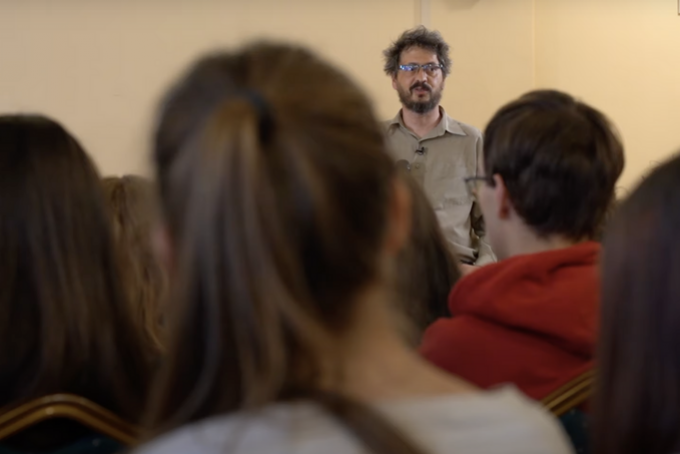 Hogyan beszélgetnek az idegsejtek, és hogyan hallgatják őket az agykutatók? – Videón Szabadics János biológusnak a Középiskolai MTA Alumni Programban tartott előadása